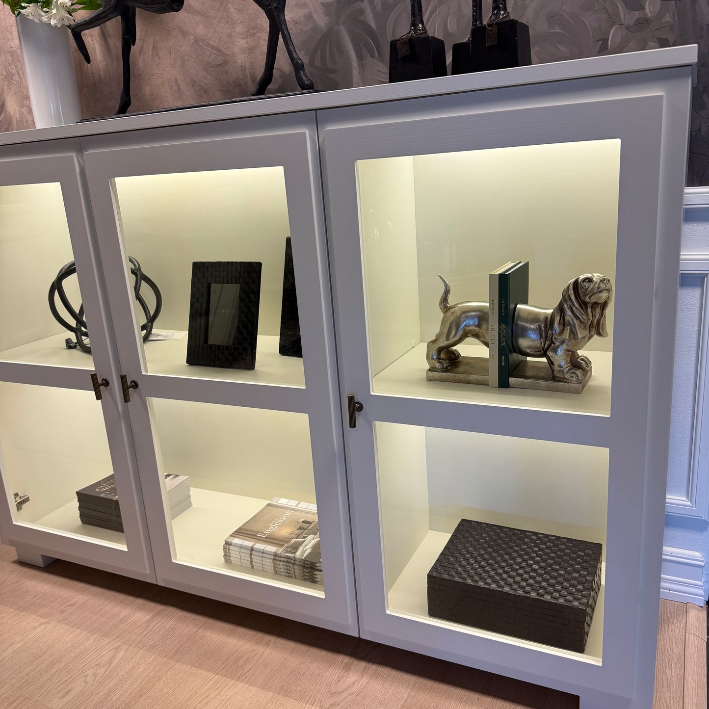 Bokstøtter familiens hund