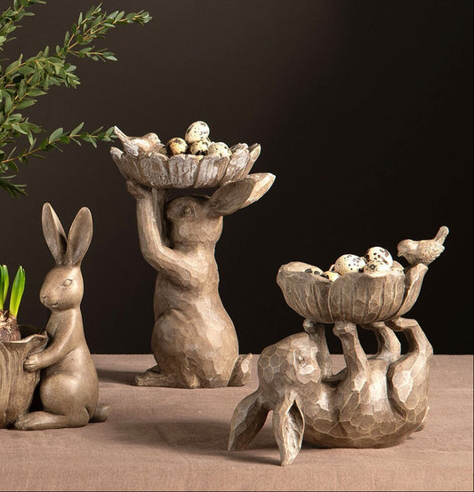 Liggende hare med skål